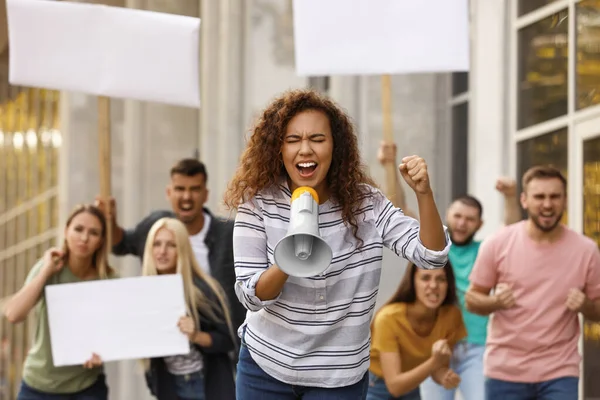 Dışarıda megafonla protesto yapan duygusal Afrikalı Amerikalı genç bir kadın.
