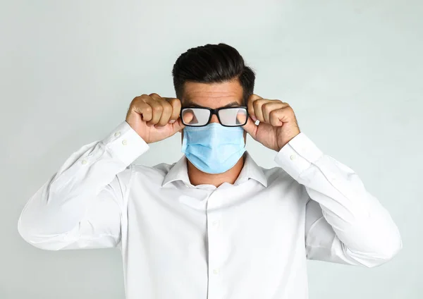 Hombre Limpiando Gafas Niebla Causadas Por Uso Máscara Médica Sobre —  Fotos de Stock