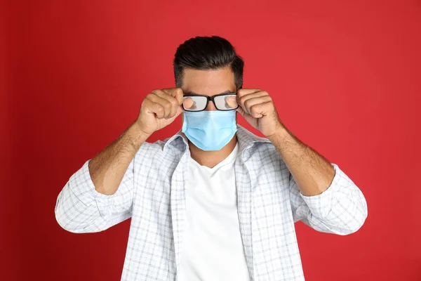 Άνθρωπος Σκούπισμα Ομιχλώδη Γυαλιά Που Προκαλούνται Από Φορώντας Ιατρική Μάσκα — Φωτογραφία Αρχείου