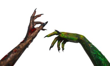 Beyaz arka planda korkunç canavarlar, ellere yakın çekim. Cadılar Bayramı karakterleri