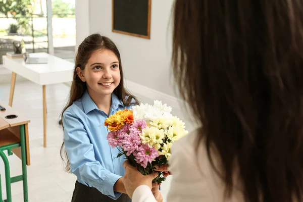 Skolflicka Gratulerar Sin Pedagog Med Bukett Klassrummet Lärardag — Stockfoto