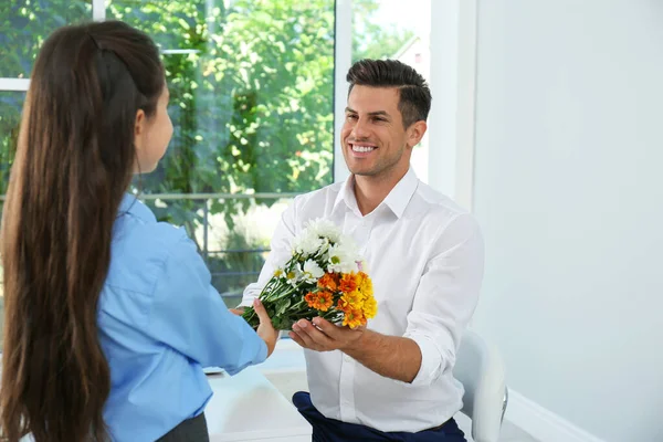 Écolière Félicitant Son Pédagogue Avec Bouquet Classe Journée Enseignant — Photo