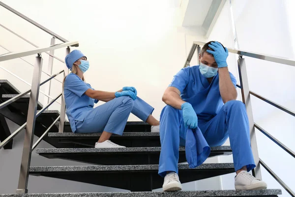 Kimerült Orvosok Ülnek Lépcsőn Idebent Egészségügyi Dolgozók Stressze Covid Világjárvány — Stock Fotó