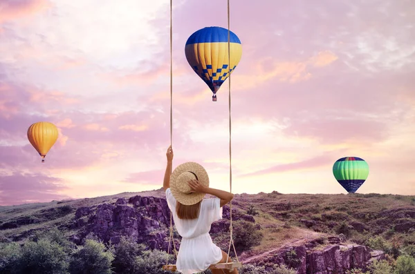 Traumwelt Junge Frau Schwingt Über Berge Heißluftballons Sonnenuntergang — Stockfoto