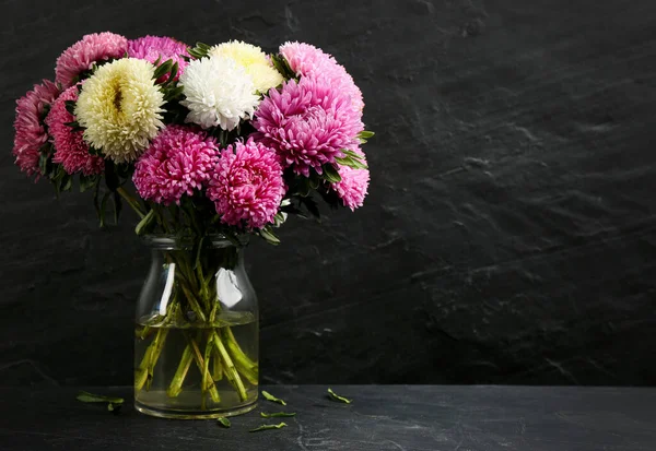 Gyönyörű Asztalkák Vázában Asztalon Fekete Háttér Hely Szövegnek Őszi Virágok — Stock Fotó