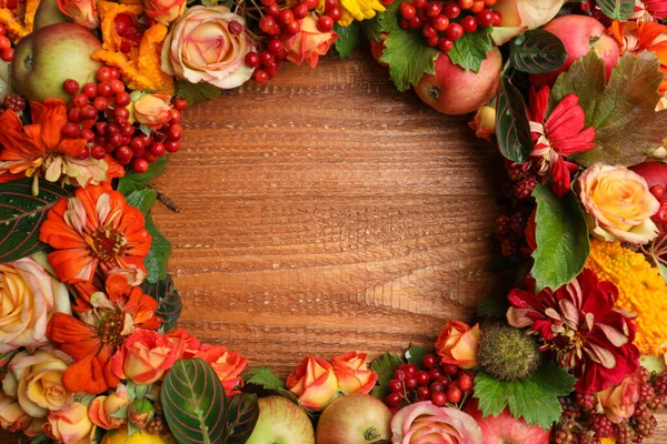 Beautiful Autumnal Wreath Flowers Berries Fruits Wooden Background Closeup 원문을 — 스톡 사진