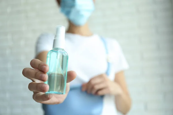 Mujer Sosteniendo Desinfectante Mano Contra Fondo Borroso Primer Plano Higiene — Foto de Stock