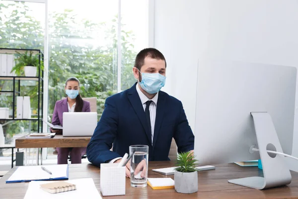 Empleados Oficina Con Máscaras Respiratorias Lugar Trabajo — Foto de Stock