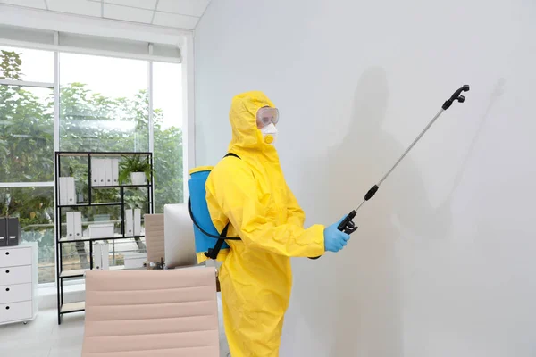 Covid 19の拡散を防ぐために保護訴訟消毒事務所の清掃員 — ストック写真