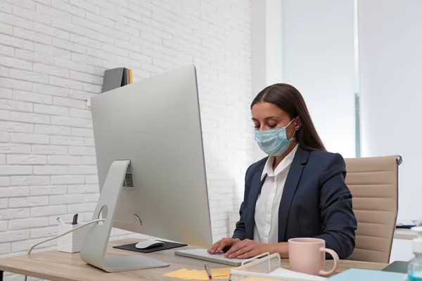 Trabajador Oficina Con Máscara Respiratoria Lugar Trabajo — Foto de Stock