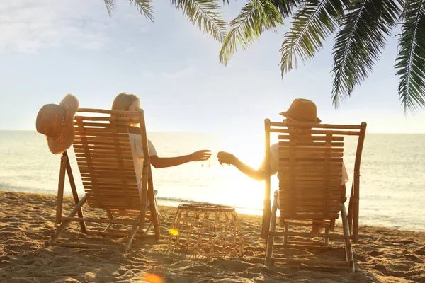 Paar Genießt Seinen Sommerurlaub Sandstrand — Stockfoto