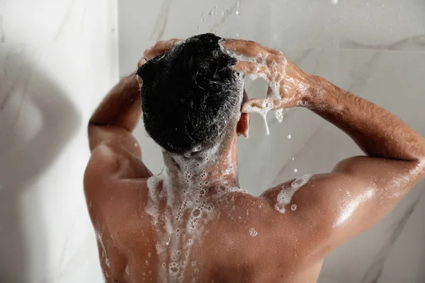 Mann Wäscht Sich Hause Die Haare Unter Der Dusche Rückseite — Stockfoto