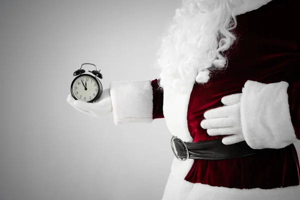 Santa Claus Sosteniendo Despertador Sobre Fondo Gris Claro Primer Plano — Foto de Stock