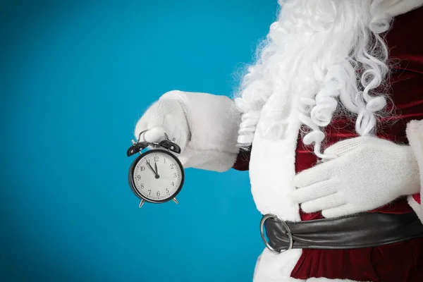 Santa Claus Sosteniendo Despertador Sobre Fondo Azul Primer Plano Cuenta — Foto de Stock