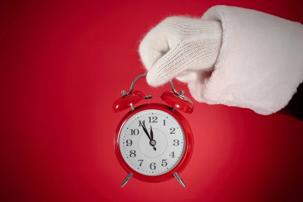 Babbo Natale Tiene Sveglia Sfondo Rosso Primo Piano Conto Alla — Foto Stock