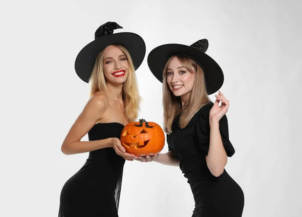 Gyönyörű Nők Boszorkányjelmezben Fehér Hátterű Jack Lámpással Halloween Buli — Stock Fotó