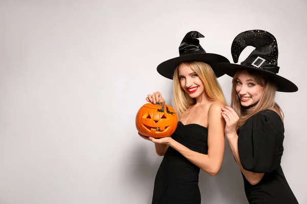 Hermosas Mujeres Trajes Bruja Con Jack Lantern Sobre Fondo Blanco —  Fotos de Stock