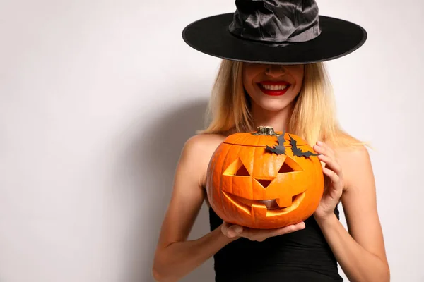 Hermosa Mujer Traje Bruja Con Jack Lantern Sobre Fondo Blanco —  Fotos de Stock