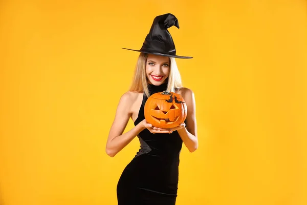 Gyönyörű Boszorkányjelmezben Sárga Hátterű Jack Lámpással Halloween Buli — Stock Fotó