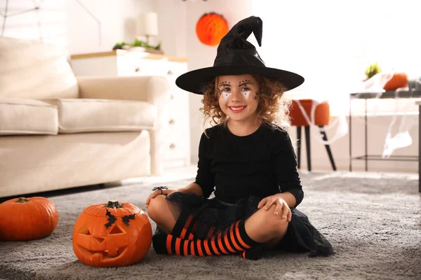 Menina Bonito Com Abóbora Vestindo Traje Halloween Casa — Fotografia de Stock