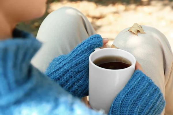 밖에서 음료를 마시며 스웨터를 — 스톡 사진