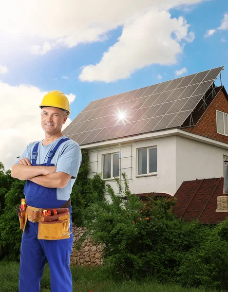 Engineer Buurt Van Huis Met Geïnstalleerde Zonnepanelen Alternatieve Energiebron — Stockfoto