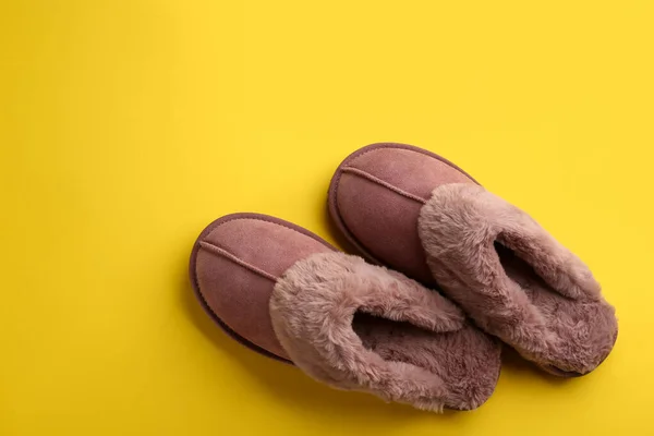 Par Zapatillas Suaves Con Estilo Sobre Fondo Amarillo Planas Espacio —  Fotos de Stock