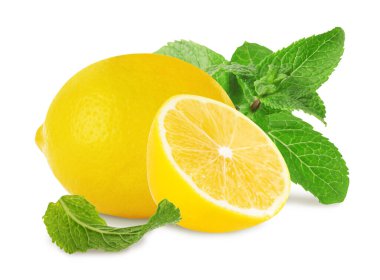 Beyaz arka planda taze limon ve yeşil nane yaprakları
