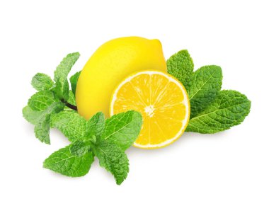 Beyaz arka planda taze limon ve yeşil nane yaprakları