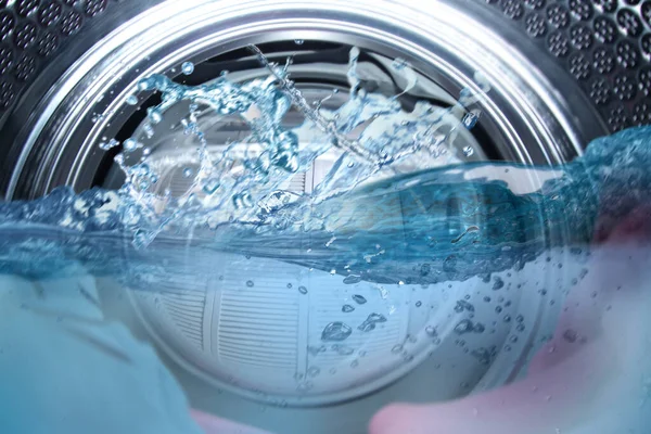 Tvättmaskin Trumma Med Vatten Och Kläder Närbild — Stockfoto
