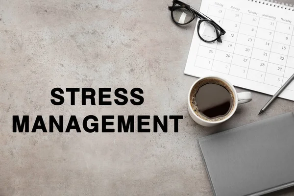 Text Stress Management Mesa Gris Con Calendario Papelería Anteojos Taza — Foto de Stock