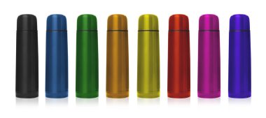 Beyaz arka planda farklı renklerde modern termoslar. Pankart tasarımı 