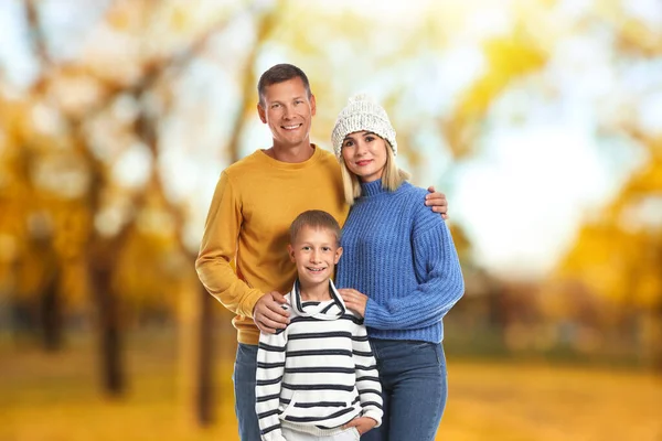Glückliche Familie Verbringt Zeit Miteinander Herbstpark — Stockfoto