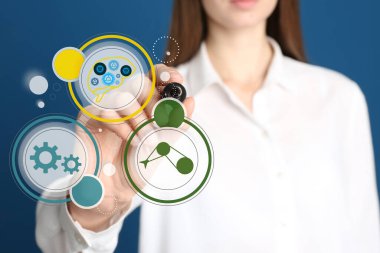 Sanal ekranda bir kadın ikona dokunuyor, yakın plan. Makine öğrenme konsepti 