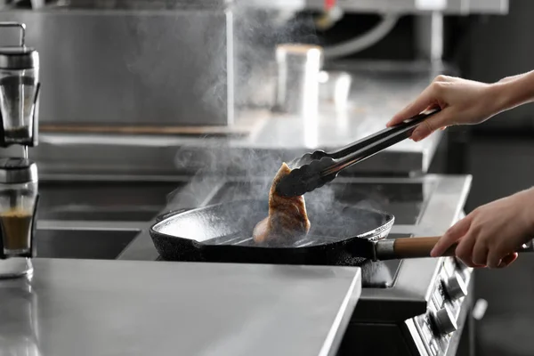 Kadın Aşçı Restoran Mutfağında Tavuk Fileto Pişiriyor Yakın Plan — Stok fotoğraf