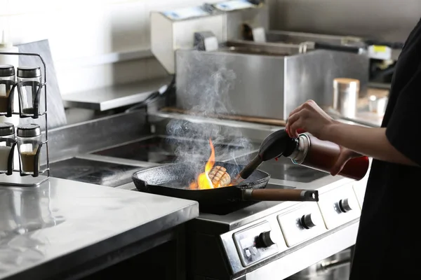 Chef Fêmea Cozinhar Carne Com Queimador Gás Manual Fogão Cozinha — Fotografia de Stock