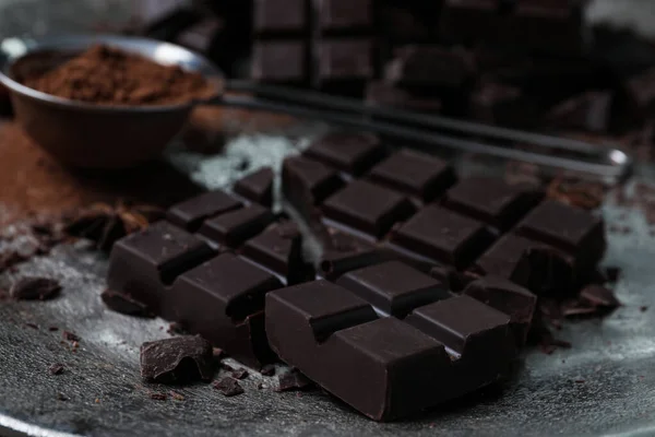 Délicieux Chocolat Noir Sur Plaque Métallique Gros Plan — Photo