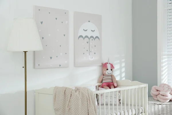 有婴儿床的时髦婴儿房 墙上挂着可爱的图片 — 图库照片