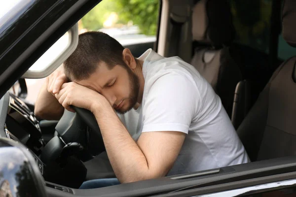 Κουρασμένος Άντρας Κοιμάται Στο Τιμόνι Του Αυτοκινήτου Του — Φωτογραφία Αρχείου