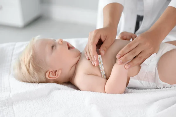 Kinderarts Controleert Temperatuur Van Baby Het Ziekenhuis Close Gezondheidszorg — Stockfoto