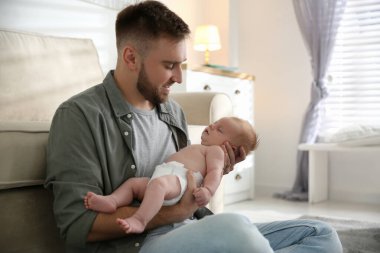 Baba ve yeni doğan oğlu evde.