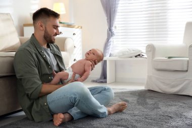 Baba ve yeni doğan oğlu evde.