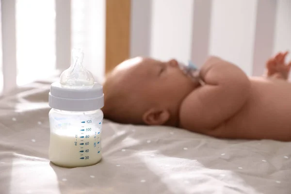 Здорова Дитина Спить Ліжку Зосередьтеся Пляшці Молоком — стокове фото