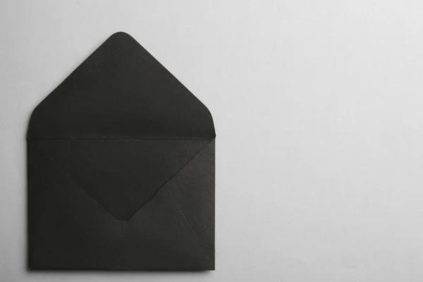 薄い背景に黒い紙の封筒 トップビュー テキストのスペース — ストック写真