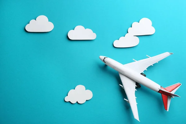 Παιχνίδι Αεροπλάνο Και Σύννεφα Γαλάζιο Φόντο Επίπεδη Lay — Φωτογραφία Αρχείου