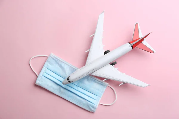 Avião Brinquedo Máscara Protetora Fundo Rosa Flat Lay Viajar Durante — Fotografia de Stock