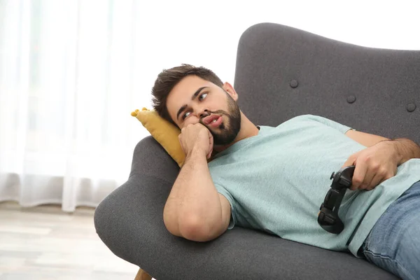 Jovem Preguiçoso Jogando Videogame Enquanto Estava Deitado Sofá Casa — Fotografia de Stock