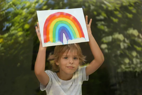 Kleiner Junge Mit Bild Des Regenbogens Fenster Blick Von Draußen — Stockfoto