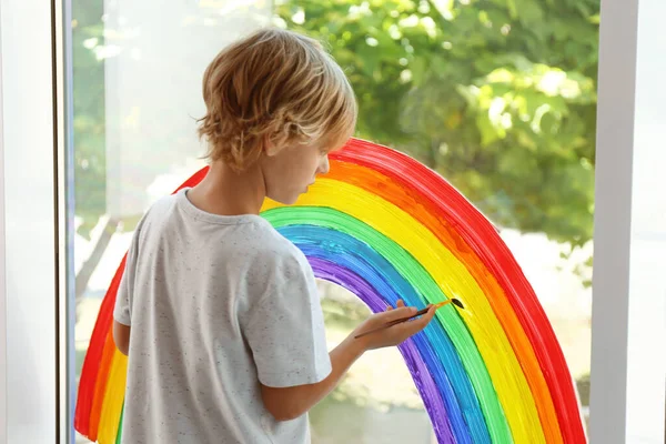 Kleiner Junge Zeichnet Regenbogen Auf Fenster Bleibt Hause — Stockfoto