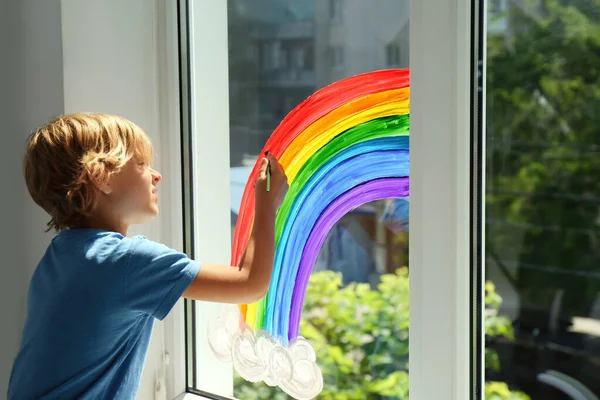 Kleiner Junge Zeichnet Regenbogen Auf Fenster Drinnen Bleibt Hause — Stockfoto